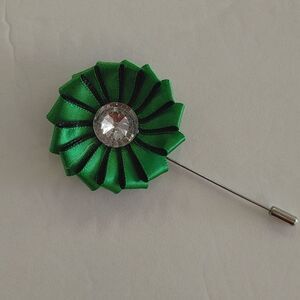 MEN'S GREEN/BLACK SATIN LAPEL PIN.